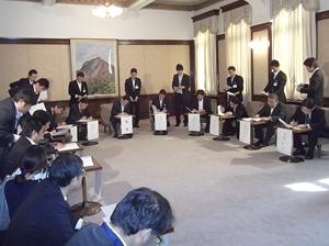 愛媛県知事と各社との調印式
